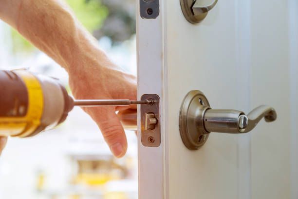Pose d’une serrure et d’une poignée sur une porte d’entrée
